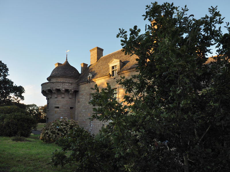 Façade ouest du château de Kergroadez