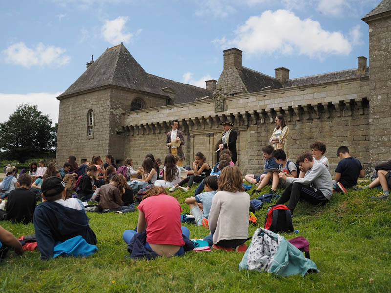 Visite au château de Kergroadez